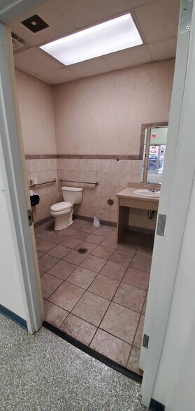 More Photos Of 5830 N Northwest Hwy, Chicago Auto Repair For Sale