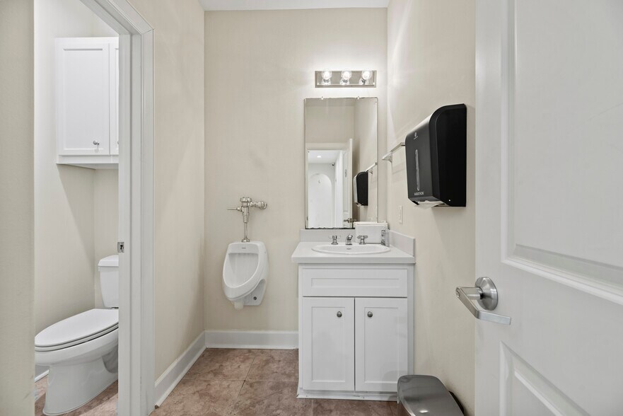 More Photos Of 10400 Main St, Houston Showroom For Lease