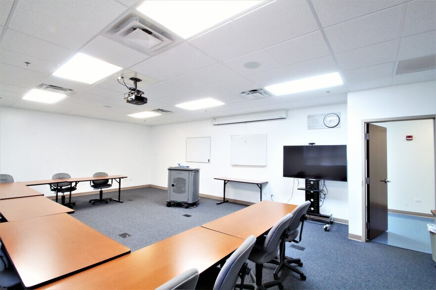 More Photos Of 14240 Dante Ave, Dolton Loft Creative Space For Lease