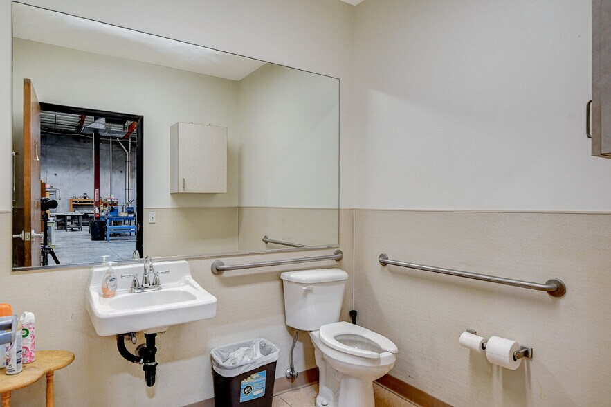 More Photos Of 200 Sunpac Ave, Henderson Warehouse For Sale