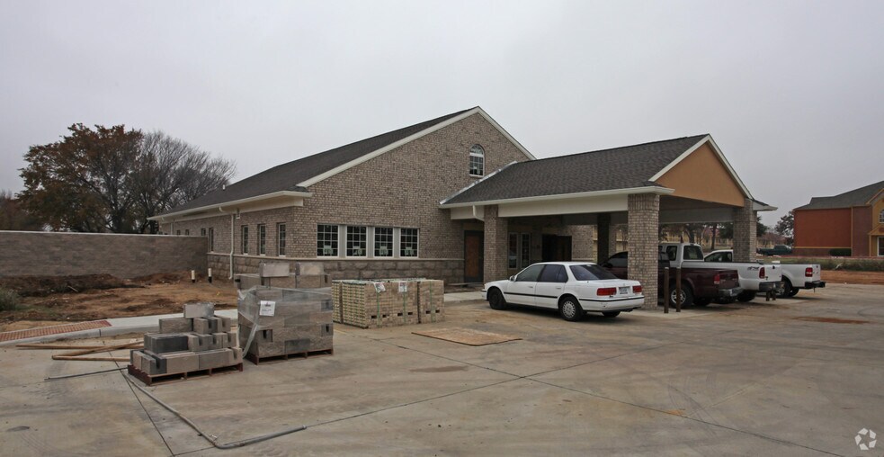 More Photos Of 833 W Airport Fwy, Euless Veterinarian Kennel For Sale
