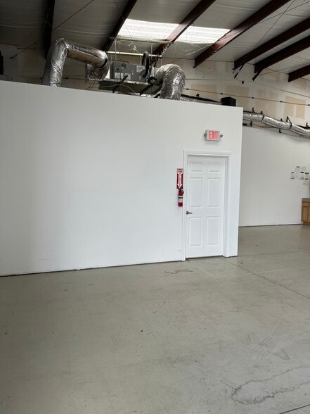 More Photos Of 17100 Huffmeister Rd, Cypress Warehouse For Lease