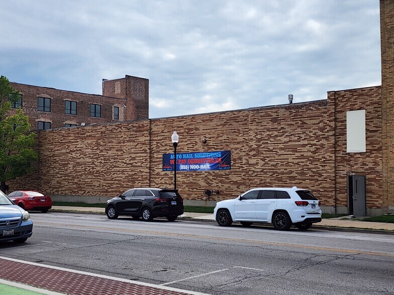 More Photos Of 227-241 S River St, Aurora Warehouse For Lease