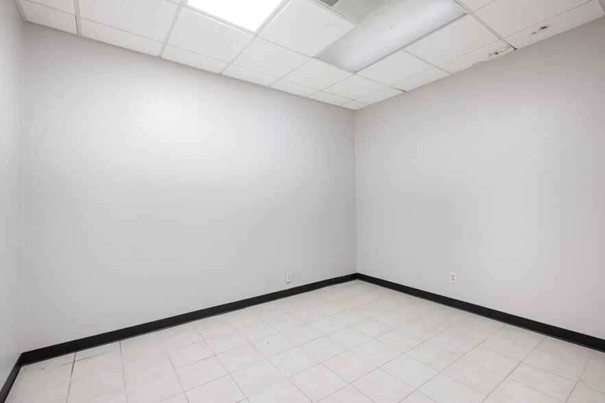 More Photos Of 31 Steel Rd, Wylie Manufacturing For Lease