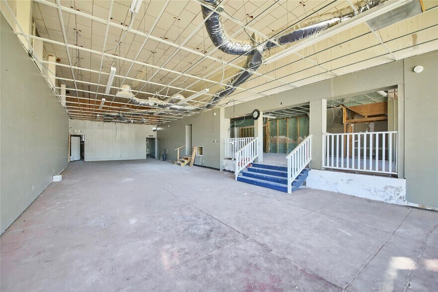 More Photos Of 401 N Main St, Taylor Storefront Retail Office For Sale