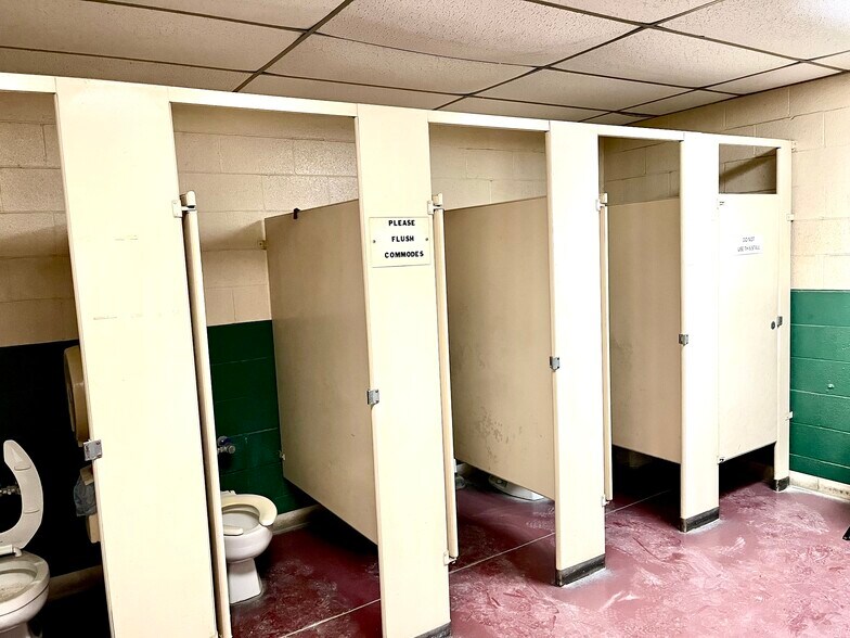 More Photos Of 103 S Acres St, Sikeston Distribution For Lease