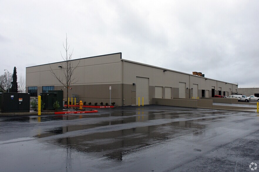 More Photos Of 5604 NE Clara Ln, Hillsboro Manufacturing For Lease