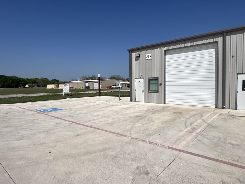 More Photos Of 299 Navarro Dr, Seguin Unknown For Lease