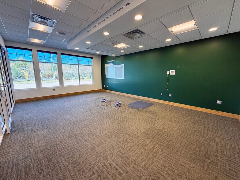 More Photos Of 71 Calef Hwy, Lee Storefront Retail Office For Lease