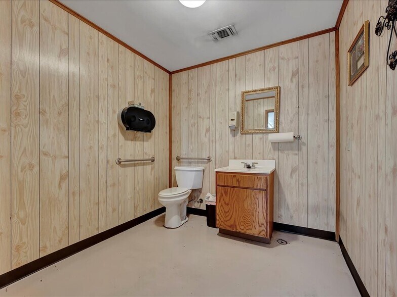 More Photos Of 1441 N Temple Dr, Diboll Auto Repair For Sale