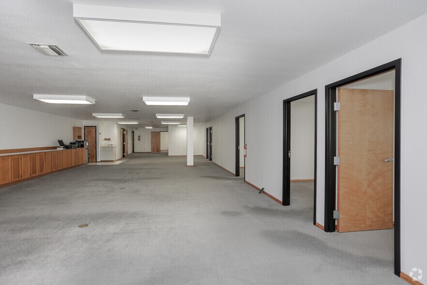 More Photos Of 23671-23675 Via Del Rio, Yorba Linda Light Manufacturing For Sale