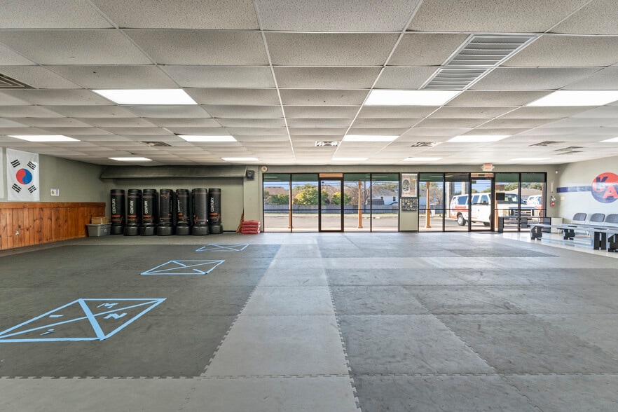 More Photos Of 9585 Braun Rd, San Antonio Storefront Retail Office For Sale
