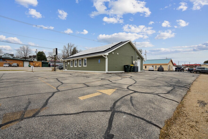 More Photos Of 606 Rossville Rd, Waukon Restaurant For Sale