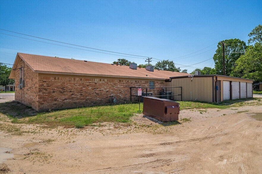 More Photos Of 701 E Pine St, Edgewood Flex For Lease