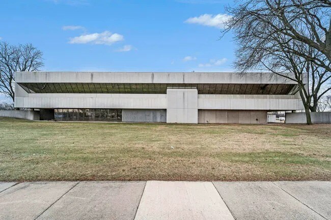 More Photos Of 17501 Michigan Ave, Dearborn Office For Sale
