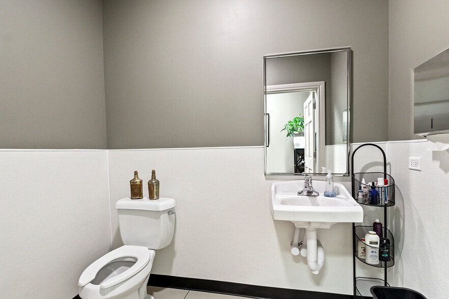 More Photos Of 2940 Weber Dr, Aurora Auto Repair For Sale