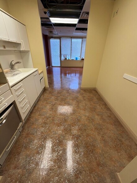 More Photos Of 1142 Carling Ave, Ottawa Office For Lease