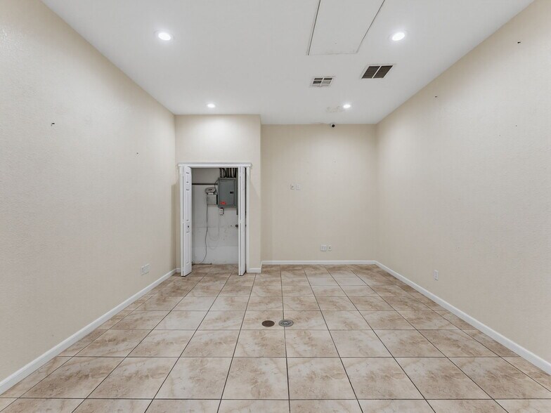 More Photos Of 3347 SW 7th St, Ocala Distribution For Sale