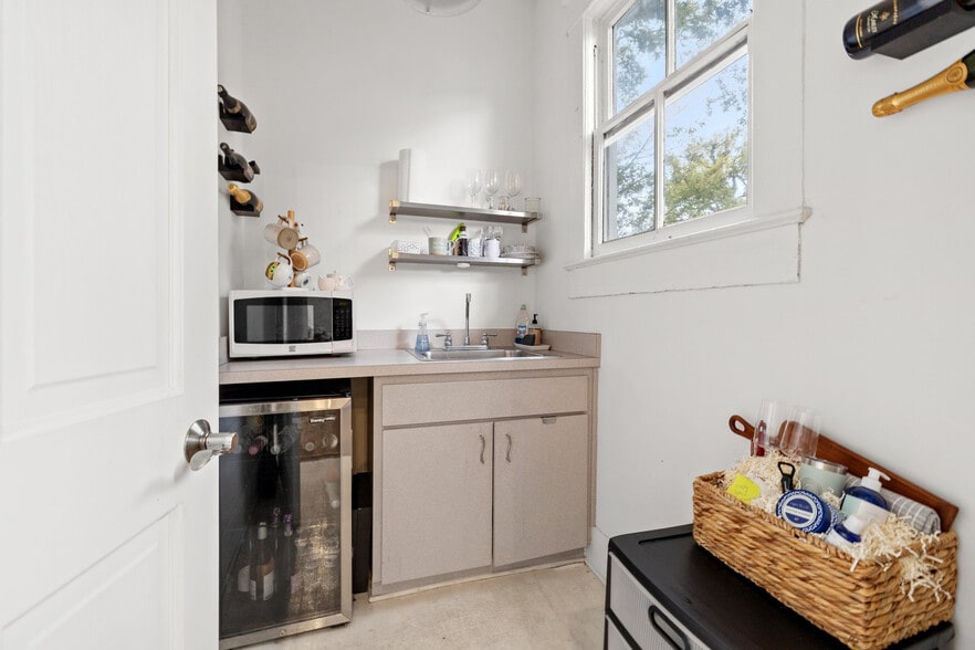 More Photos Of 306 E Oak Ave, Tampa Office For Sale