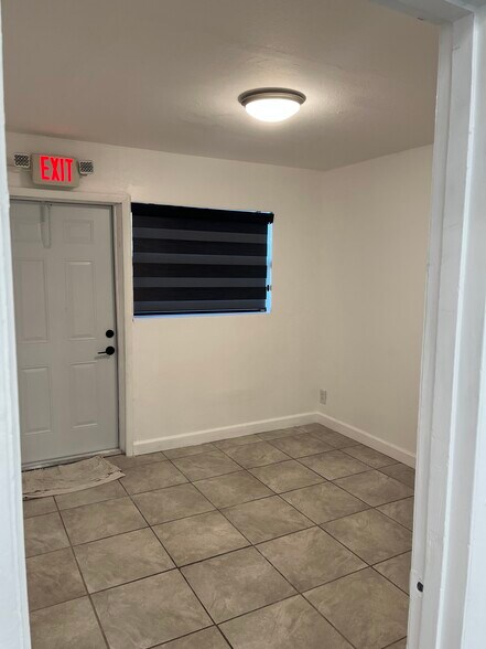 More Photos Of 5764-5806 Commerce Ln, South Miami Showroom For Lease