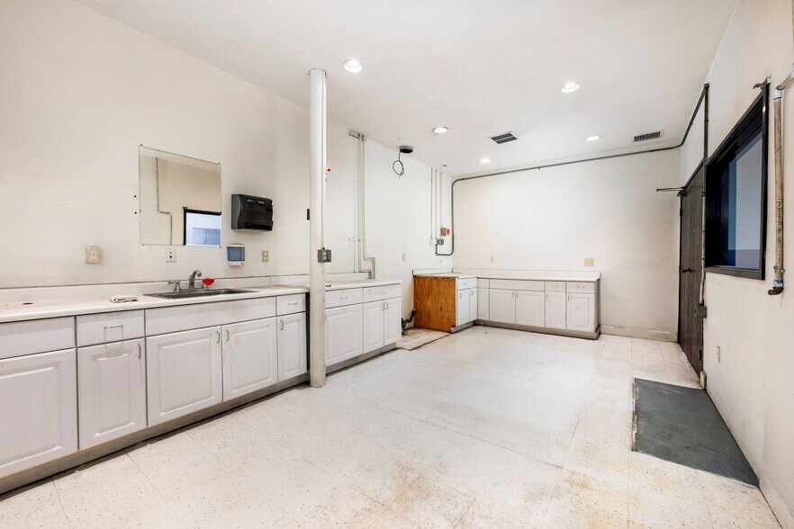 More Photos Of 1672-1688 Sierra Madre Cir, Placentia Showroom For Lease