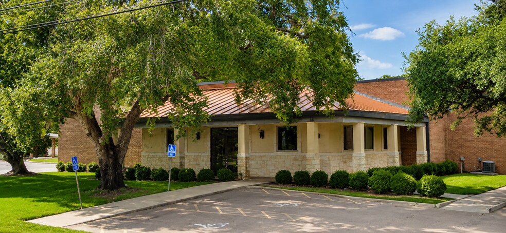 Primary Photo Of 2501 N Navarro St, Victoria Medical For Sale