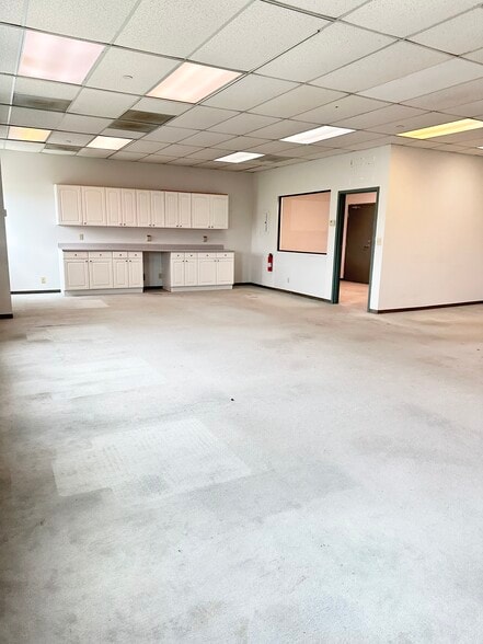 More Photos Of 1435-1475 Huntington Ave, South San Francisco Showroom For Sale