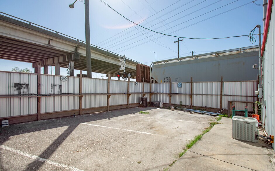 More Photos Of 6555 Navigation Blvd, Houston Warehouse For Lease