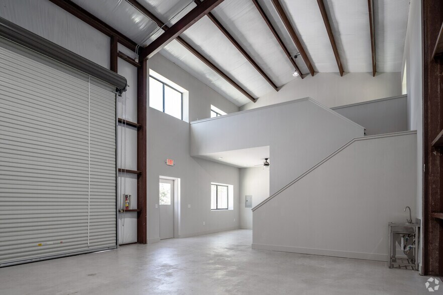 More Photos Of 15210 Fitzhugh Rd, Austin Flex For Sale