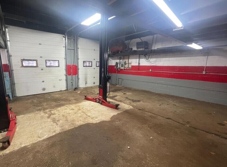 More Photos Of 46 Kitchener Av, Brantford Auto Repair For Sale