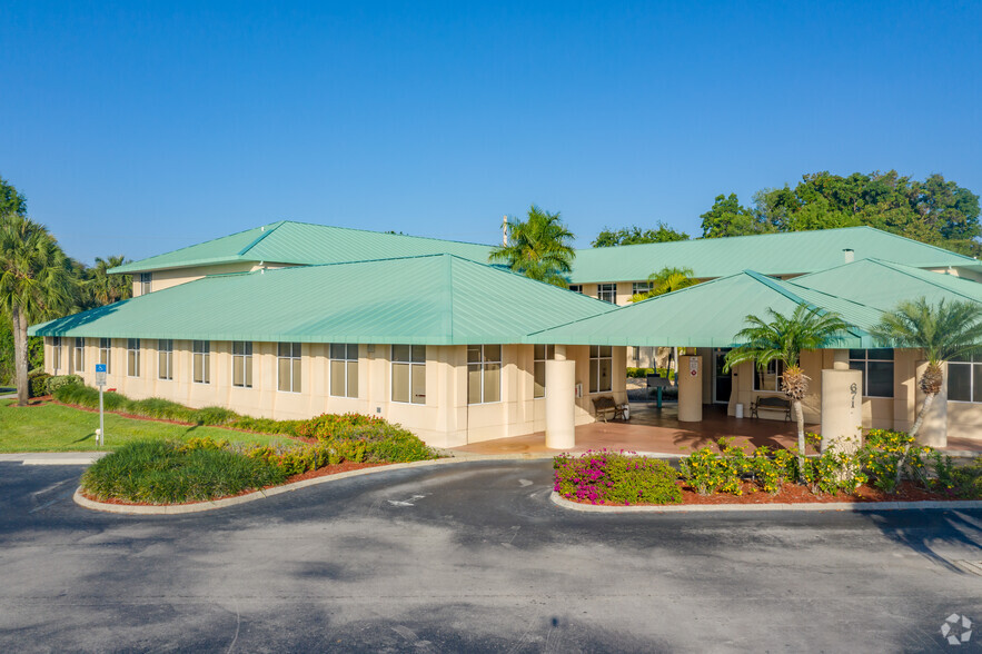 Primary Photo Of 671 Goodlette Rd N, Naples Medical For Lease