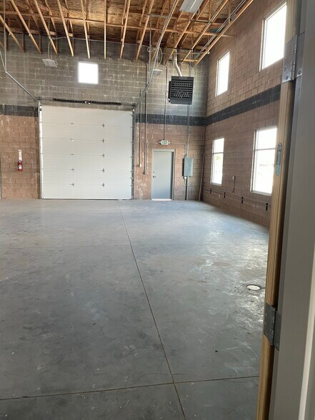 More Photos Of 2764-2808 W 14000 S, Bluffdale Showroom For Lease