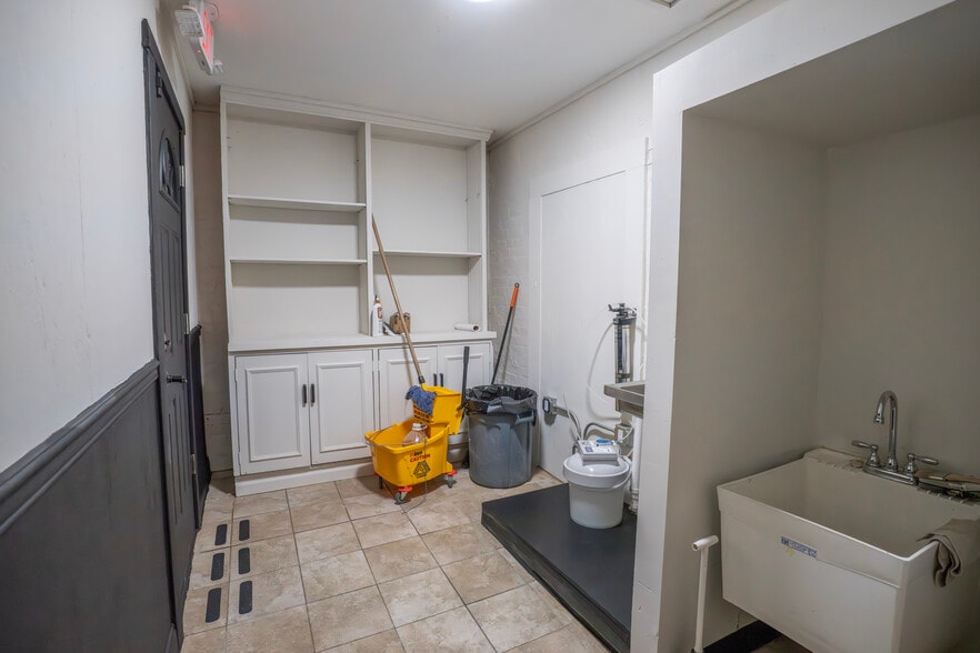 More Photos Of 824 Elm St, Cincinnati Storefront Retail Residential For Lease