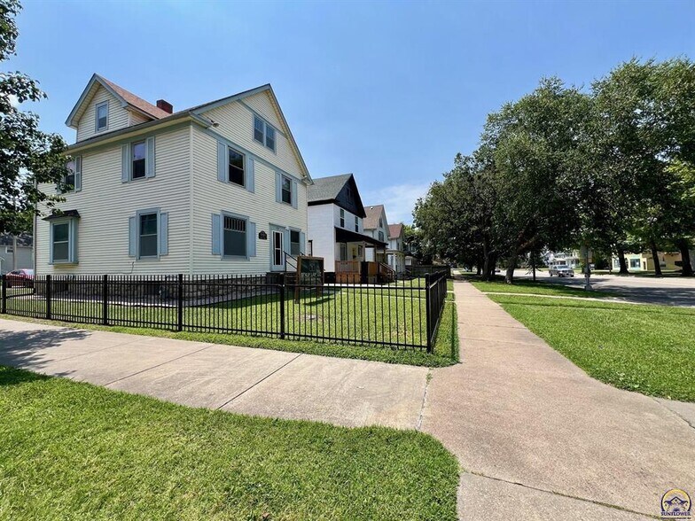 More Photos Of 1101 SW 10th Ave, Topeka Office For Sale