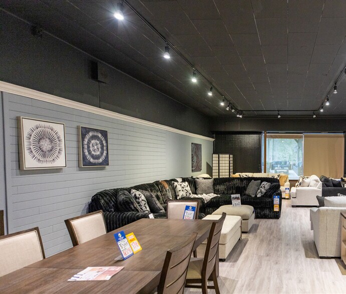 More Photos Of 32009 S Fraser Way, Abbotsford Storefront For Sale