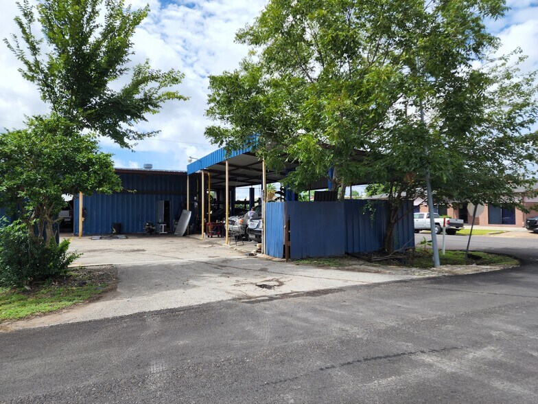 More Photos Of 8921 Daffodil Ave, Houston Auto Repair For Sale