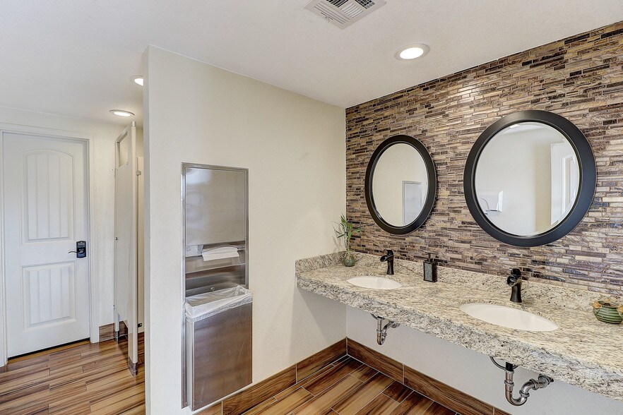 More Photos Of 5901 W Indian School Rd, Phoenix Medical For Sale