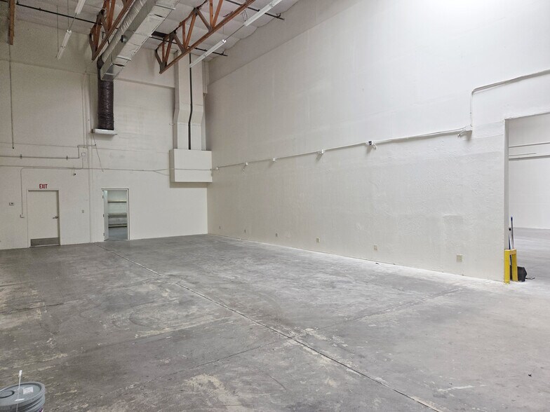 More Photos Of 1929 W Lone Cactus Dr, Phoenix Light Distribution For Sale