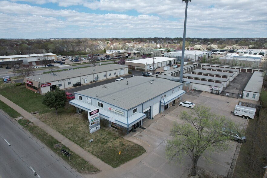 More Photos Of 2300 W 31st St, Lawrence Freestanding For Lease