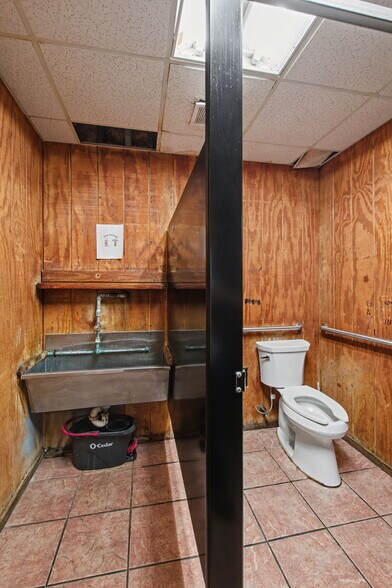 More Photos Of 15615 E State Highway 29, Buchanan Dam Restaurant For Sale