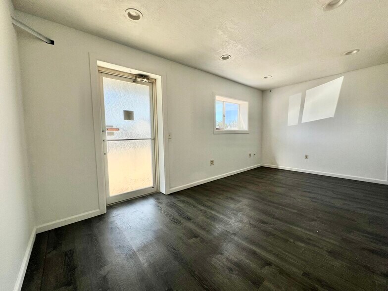 More Photos Of 33549 E Royalton Rd, Columbia Station Light Manufacturing For Sale