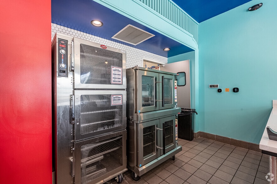 More Photos Of 1661 E Colorado Blvd, Pasadena Fast Food For Lease