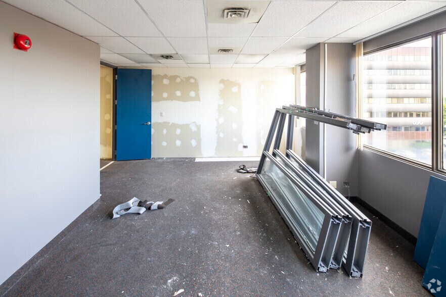 More Photos Of 700 Dorval Dr, Oakville Unknown For Lease