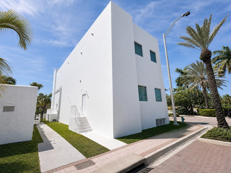 More Photos Of 201 N Ocean Dr, Hollywood Storefront Retail Office For Lease