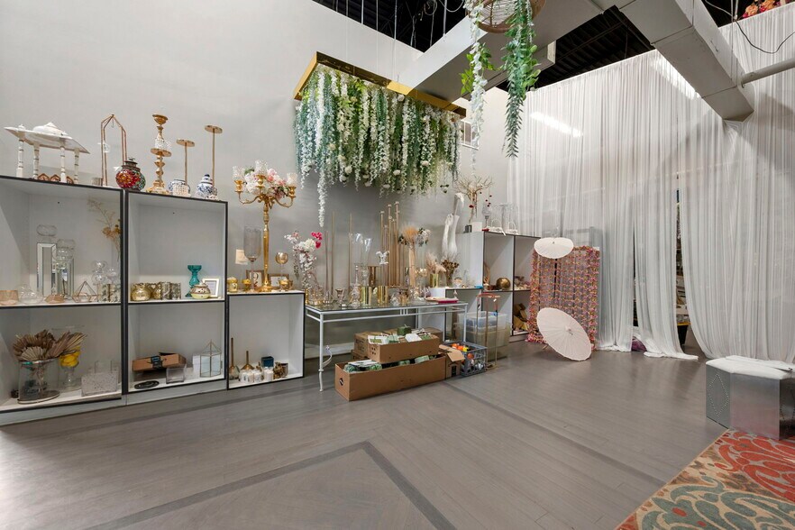 More Photos Of 8480-8486 Tyco Rd, Vienna Showroom For Lease