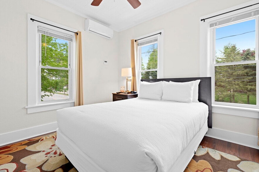 More Photos Of 612 N Lakeshore Dr, Ludington Hotel For Sale