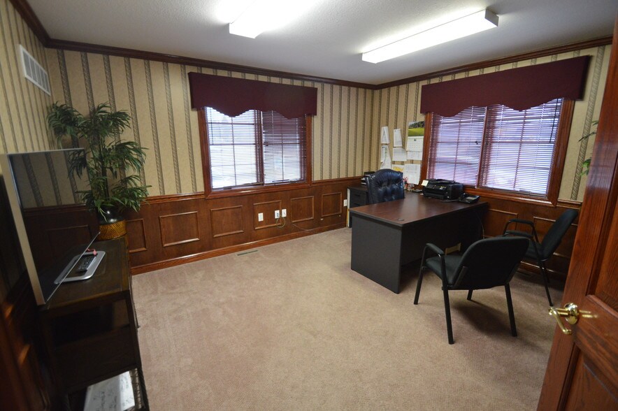 More Photos Of 10314 Main St, New Middletown Flex For Lease