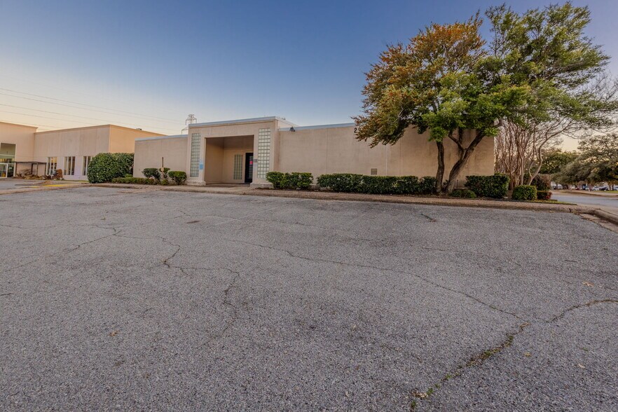 More Photos Of 2908 E Trinity Mills Rd, Carrollton Office For Lease