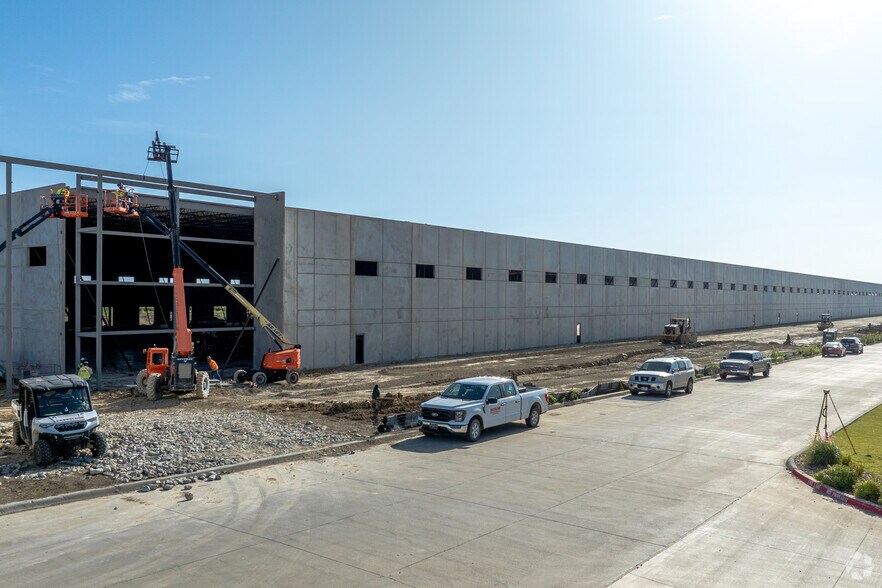 More Photos Of 6200 N Stemmons Fwy, Sanger Industrial For Lease