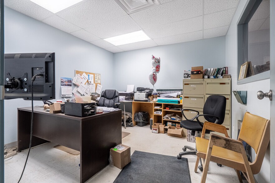 More Photos Of 4702 40 Av, Lloydminster Industrial For Lease